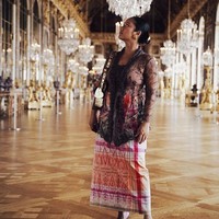 Tara menambahkan aksen modern pada penampilan etniknya itu. Istri dari Daniel Adnan itu mengenakan high heels ungu dan tas warna gold. Foto: dok. Instagram/@tarabasro