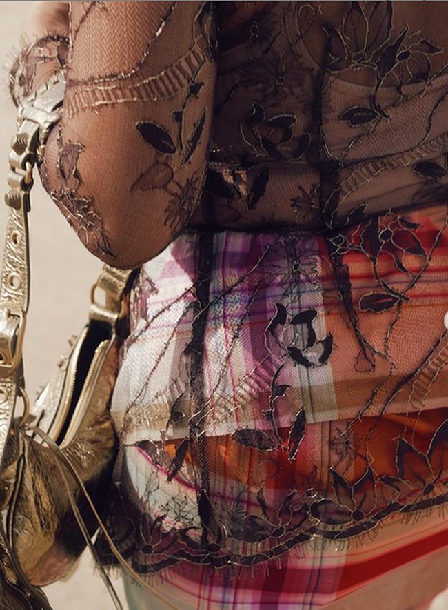 Penampilan Tara Basro ini menuai banyak pujian karena tampil unik saat berlibur di negeri orang. Foto: dok. Instagram/@tarabasro