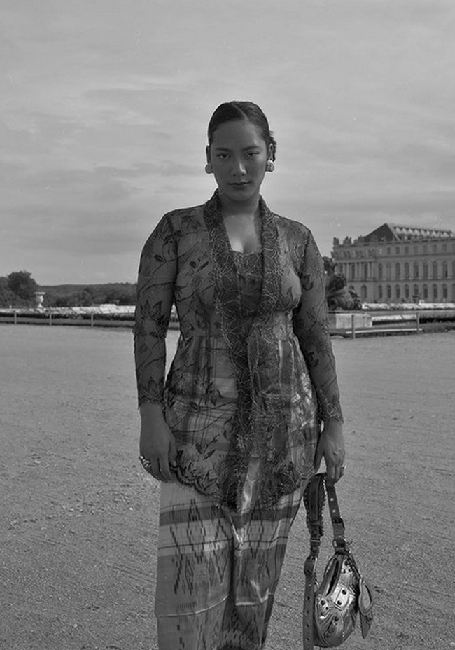 Tara Basro tampil unik saat berada di Istana Versailles, Prancis. Aktris 31 tahun itu terlihat cantik bersahaja dengan kebaya. Foto: dok. Instagram/@tarabasro