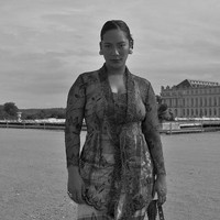Tara Basro tampil unik saat berada di Istana Versailles, Prancis. Aktris 31 tahun itu terlihat cantik bersahaja dengan kebaya. Foto: dok. Instagram/@tarabasro