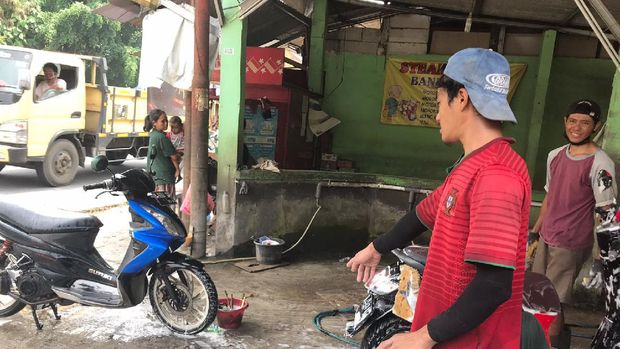 Teman korban mengungkap detik-detik pegawai cuci steam motor di Jakbar dbacok begal
