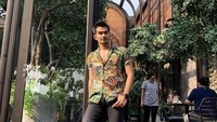 Begini outfit keren Tengku Tezi saat nongkrong di kafe. Ia tak lewatkan pose di kafe interiornya Instagramable ini.