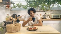 Di foto ini Tengku Tezi juga  mengungkapkan kecintaannya akan kopi. Ia merasa segelas kopi yang diseruputnya bisa membuat kondisinya lebih kondusif.
