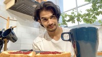 Senyum tipis ajaa, biar ngga gelap gelap amat, dan coba buat kalian, siapa yg bisa definisikan senyum di atas?? abaikan roti dan kopi, tulis aktor 27 tahun ini di keterangan foto. Senyumnya bikin salah fokus ya?