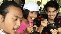 Pria berdarah Aceh ini tampak semangat saat mencicipi soto bathok. Rasanya simpel seperti soto biasa, tapi karena suasana sawah tempat apalagi lesehan membuat makan soto di batok ini memiliki kenikmatan sendiri, kata Tengku Tezi yang makan soto bathok di Yogyakarta.