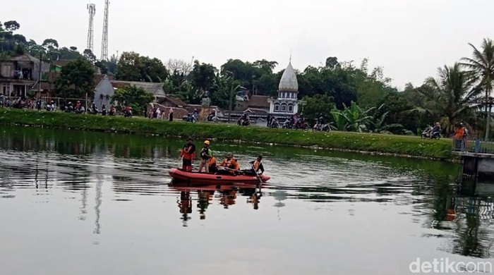 Tim penyelam kembali mencari remaja tenggelam di Situ Batukarut