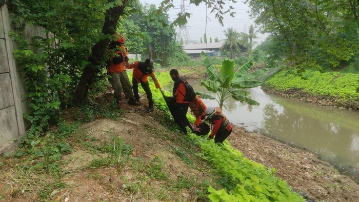 Tim SAR temukan remaja yang hanyut saat renang di Kali Cipinang. Kondisi korban meninggal dunia saat ditemukan di Kali Cipinang