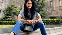 Punya empat cucu, Donna Harun tak pernah terlihat ngebosenin. Gayanya pun masih seperti ABG. Setuju nggak? Foto: Instagram Donna Harun