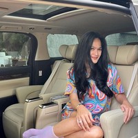 Selanjutnya ada Donna Harun yang punya penampilan tak kalah awet muda. Walaupun sudah tak sering tampil di layar kaca namun ibu dari 2 orang anak itu masih terlihat cantik memukau di usia 54 tahun. Dengan rambut panjang hitam, tubuh langsing, dan gaya modisnya, penampilan Donna masih terlihat bak ABG. Foto: Instagram Donna Harun