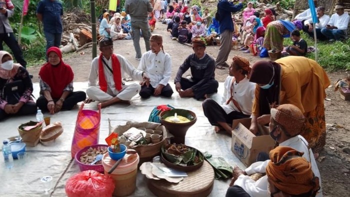 Tradisi Nyuguh warga Ciamis
