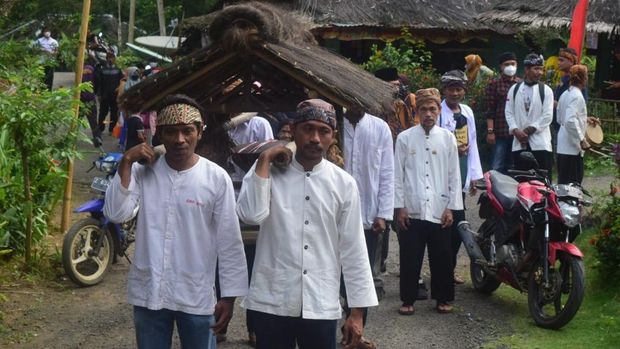 Tradisi Nyuguh warga Ciamis