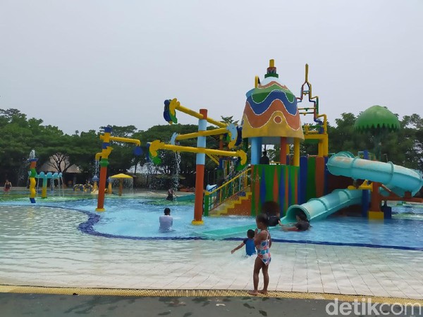 Untuk anak-anak dibolehkan masuk, asalkan orang tua tahu pendampingnya sudah divaksin. (Tasya Khairally/detikcom) Untuk anak-anak dibolehkan masuk, asalkan orang tua tahu pendampingnya sudah divaksin. (Tasya Khairally/detikcom)