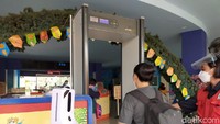 Pengecekan suhu dilakukan dua kali (Tasya Khairally/detikcom)