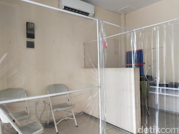 Jika wisatawan terdeteksi memiliki suhu tinggi, maka akan dialihkan ke ruang isolasi (Tasya Khairally/detikcom) Jika wisatawan terdeteksi memiliki suhu tinggi, maka akan dialihkan ke ruang isolasi (Tasya Khairally/detikcom)