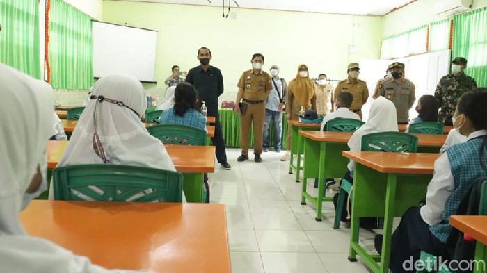 Uji coba PTM di Makassar. (Ibnu Munsir/detikcom)