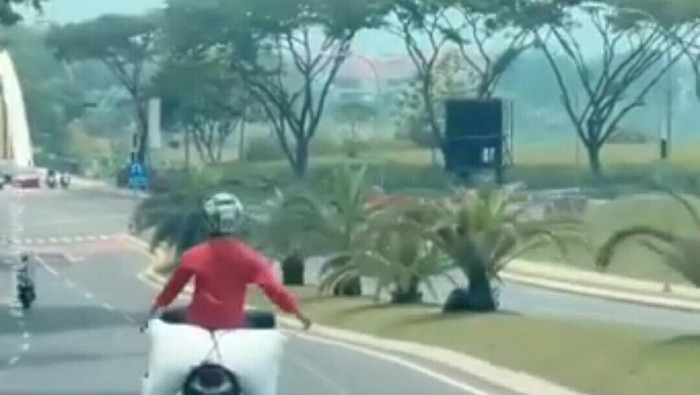 Viral pemotor atraksi membawa muatan banyak di Bandung Barat