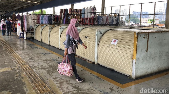 Waduh, Puluhan Kios di Skybridge Tanah Abang Tutup hingga Disegel Sejumlah kios di skybridge Tanah Abang tampak tutup, bahkan beberapa di antaranya diberi tanda segel. Ada apa?
