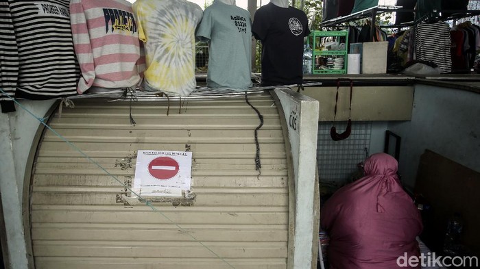 Waduh, Puluhan Kios di Skybridge Tanah Abang Tutup hingga Disegel Sejumlah kios di skybridge Tanah Abang tampak tutup, bahkan beberapa di antaranya diberi tanda segel. Ada apa?