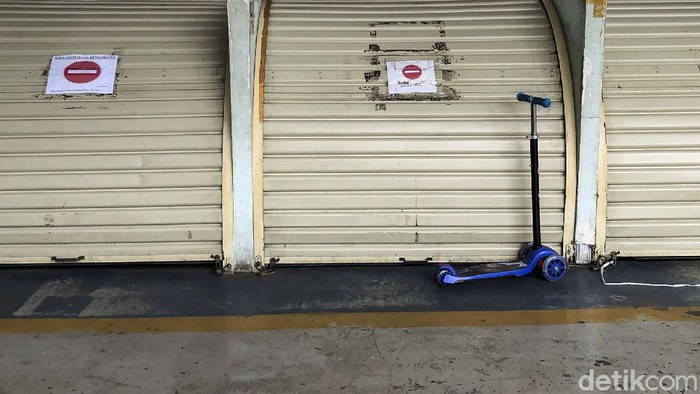 Sejumlah kios di skybridge Tanah Abang tampak tutup, bahkan beberapa di antaranya diberi tanda segel. Ada apa?