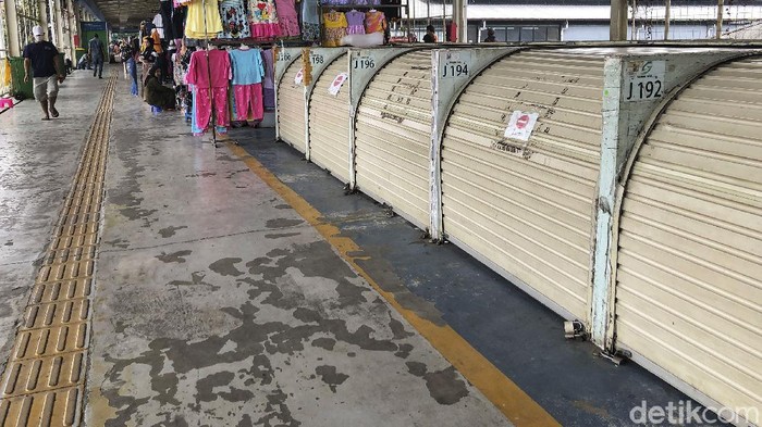 Sejumlah kios di skybridge Tanah Abang tampak tutup, bahkan beberapa di antaranya diberi tanda segel. Ada apa?