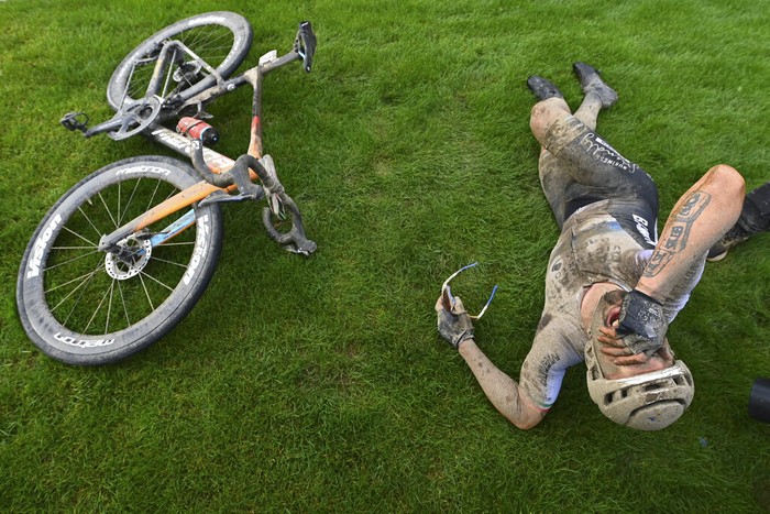 Wajah-wajah Penuh Lumpur dari Para Penakluk Paris-Roubaix Sedikitnya 170 pebalap uji nyali melintasi rute sepanjang 258 km dari Compiegne ke Roubaix. Pebalap Italia, Sonny Colbrelli menjadi yang tercepat.