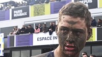 Pebalap unggulan asal Belanda, Mathieu van der Poel gagal meraih podium. Ia hanya menempati posisi ketiga dan menyerah saat adu sprint di detik-detik akhir dengan pebalap asal Italia, Sonny Colbrelli. (Anne-Christine Poujoulat/Pool Photo via AP)