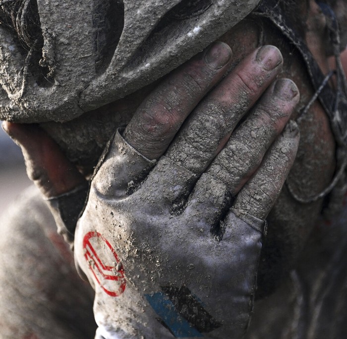 Wajah-wajah Penuh Lumpur dari Para Penakluk Paris-Roubaix Sedikitnya 170 pebalap uji nyali melintasi rute sepanjang 258 km dari Compiegne ke Roubaix. Pebalap Italia, Sonny Colbrelli menjadi yang tercepat.
