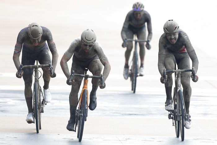 Wajah-wajah Penuh Lumpur dari Para Penakluk Paris-Roubaix Sedikitnya 170 pebalap uji nyali melintasi rute sepanjang 258 km dari Compiegne ke Roubaix. Pebalap Italia, Sonny Colbrelli menjadi yang tercepat.