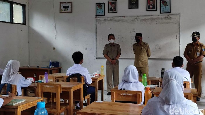 Wakil Wali Kota Depok, Imam Budi Hartono tinjau sekolah tatap muka di Depok