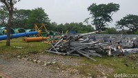 Beberapa kerangka besi pun terlihat di atas rerumputan. (Tasya Khairally/detikcom)
