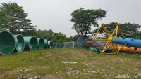 Namun di sebelah kawasan kolam renang, terlihat bekas waterboom yang berserakan (Tasya Khairally/detikcom)