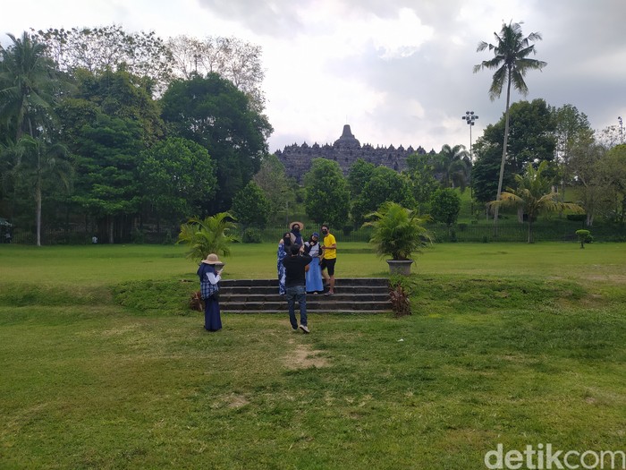 Wisatawan berfoto dengan latar belakang Candi Borobudur