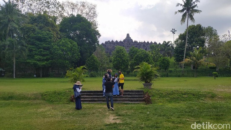 Wisatawan berfoto dengan latar belakang Candi Borobudur Wisatawan berfoto dengan latar belakang Candi Borobudur
