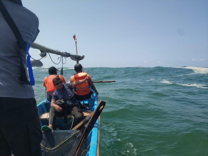 Seorang wisatawan hilang terseret ombak di Pantai Ngiroboyo, Kecamatan Donorojo, Pacitan. Korban bernama Muhammad Dwi Pahlepi (40), warga Sukoharjo, Jateng.