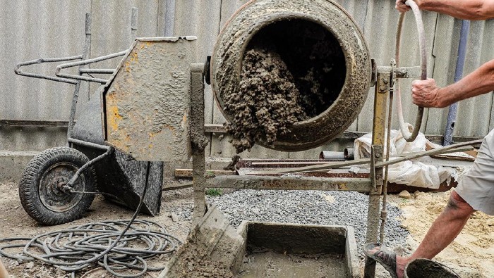 1225630407 Concrete spills out of the concrete mixer tank
