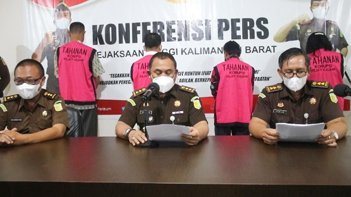 4 Tersangka korupsi pembangunan Gereja Pantekosta di Indonesia (GPdI) Jema’at Eben Haezer, Sintang, Kalbar. (dok. Kejati Kalbar)