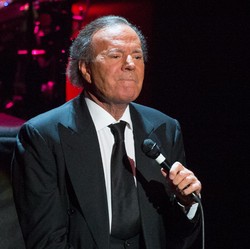 Julio Iglesias Terseret Skandal Besar, 2 Mantan Staf Tuding Pelecehan Seksual