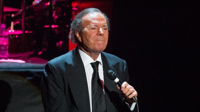 LONDON, ENGLAND - MAY 13:  Julio Iglesias performs live on stage at the Royal Albert Hall on May 13, 2014 in London, England.  (Photo by Samir Hussein/Getty Images)