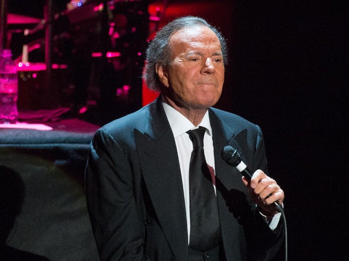 LONDON, ENGLAND - MAY 13:  Julio Iglesias performs live on stage at the Royal Albert Hall on May 13, 2014 in London, England.  (Photo by Samir Hussein/Getty Images)