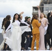 Deretan bintang lainnya yang bergabung bersama Aishwarya Rai di antaranya aktris Helen Mirren dan Katherine Langford. Tidak ketinggalan aktris dan penyanyi Camila Cabello. (Foto: Vianney Le Caer/Invision/AP)