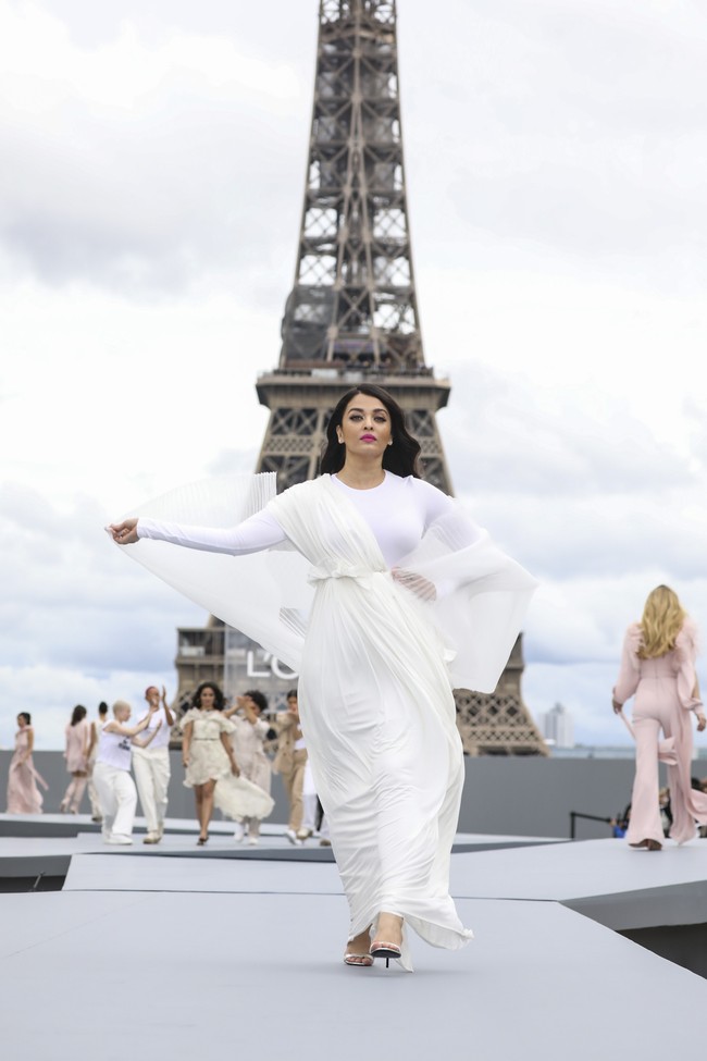 Aishwarya Rai tak melewatkan Paris Fashion Week. Kali ini, ia tampil sebagai model. Berlatar Menara Eiffel yang tersohor itu, Aishwarya Rai berlenggang di catwalk Le Defile LOreal Paris 2021 Womenswear Spring/Summer 2022, Minggu (3/10/2021). (Foto: Vianney Le Caer/Invision/AP)