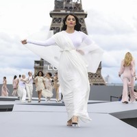 Aishwarya Rai tak melewatkan Paris Fashion Week. Kali ini, ia tampil sebagai model. Berlatar Menara Eiffel yang tersohor itu, Aishwarya Rai berlenggang di catwalk Le Defile LOreal Paris 2021 Womenswear Spring/Summer 2022, Minggu (3/10/2021). (Foto: Vianney Le Caer/Invision/AP)