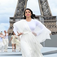 Perempuan berdarah India itu menjadi salah satu bintang ternama yang muncul di acara tersebut. Bak malaikat, aktris Devdas itu muncul dalam balutan busana srba putih.  (Foto: Getty Images For LOreal/Pascal Le Segretain)