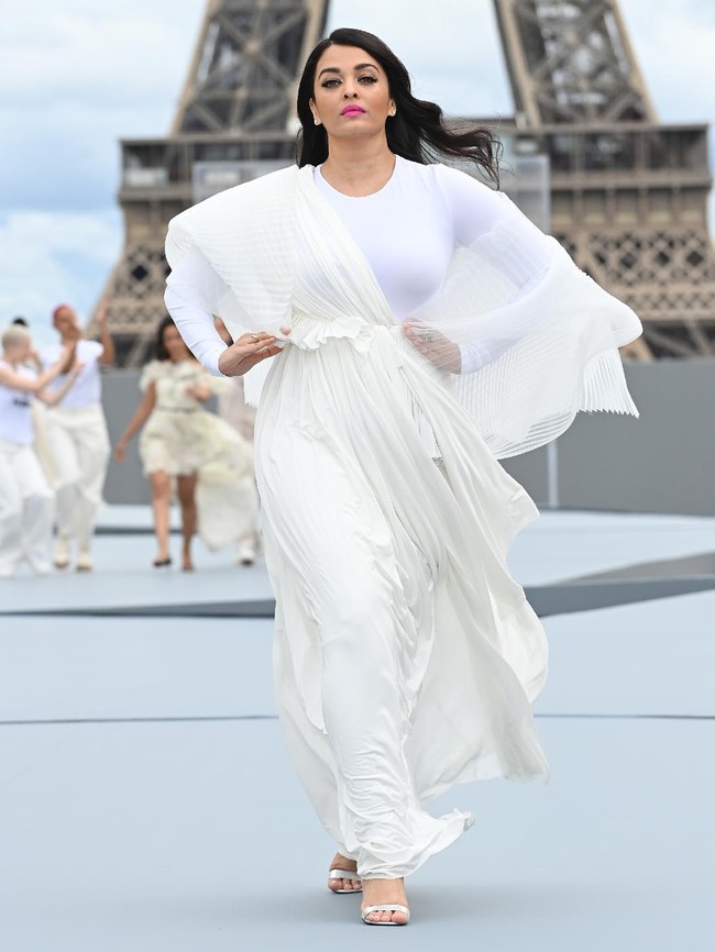 Bergaya a la model, Aishwarya Rai paling suka berpose dengan berkacak pinggang baik di panggung runway maupun karpet merah. Foto: Getty Images For LOreal/Pascal Le Segretain