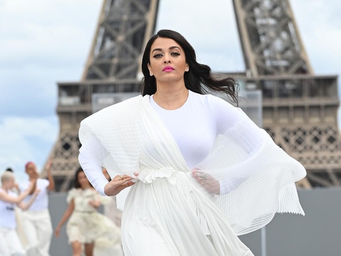 PARIS, FRANCE - OCTOBER 03: (L-R) Amber Heard and Aishwarya Rai Bachchan walk the runway during Le Defile LOreal Paris 2021 as part of Paris Fashion Week on October 03, 2021 in Paris, France. (Photo by Vittorio Zunino Celotto/Getty Images For LOreal)