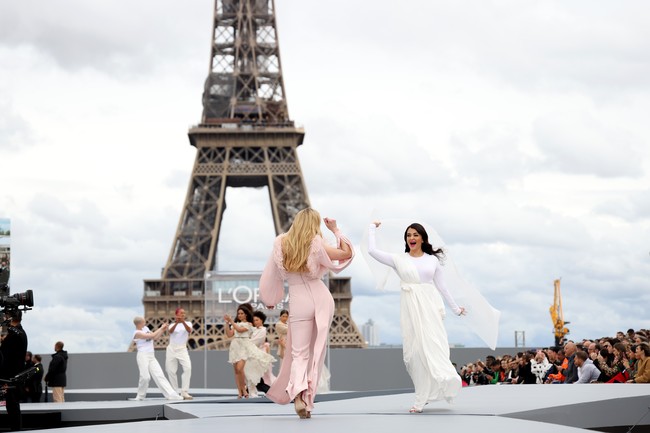 Inilah momen Aishwarya Rai berbagi panggung dengan aktris Amber Heard. (Foto: Getty Images For LOreal/Pascal Le Segretain)