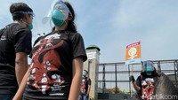 Kendati memunculkan berbagai penolakan dari seluruh elemen masyarakat, nyatanya tepat tanggal 5 Oktober tahun lalu, pemerintah secara resmi mengesahkan regulasi kontroversial yaitu UU Cipta Kerja.