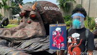 Dalam aksinya mereka membawa hewan laut gurita raksasa sebagai simbol Monster Oligarki.