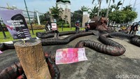 Monster gurita raksasa digelar didepan pintu masuk Gedung DPR/MPR Jakarta.