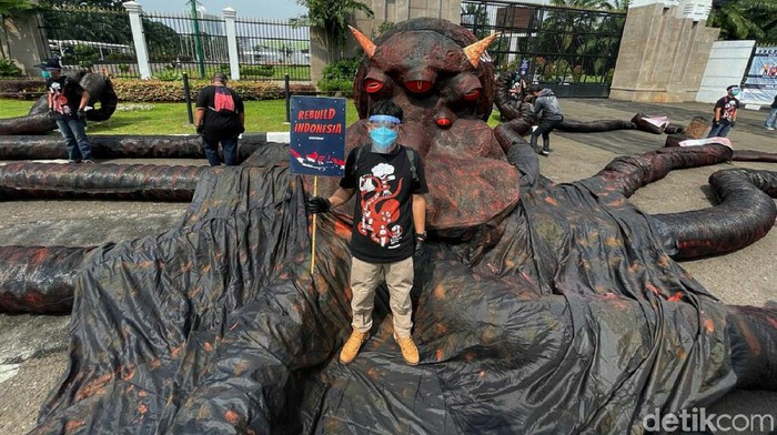 Aksi gurita Demo DPR Aktivis melakukan aksi di depan Gedung DPR, Senayan, Jakarta, Selasa (5/10/2021). Aksi dengan membawa replika monster gurita raksasa ini untuk memperingati satu tahun pengesahan UU Cipta Kerja.